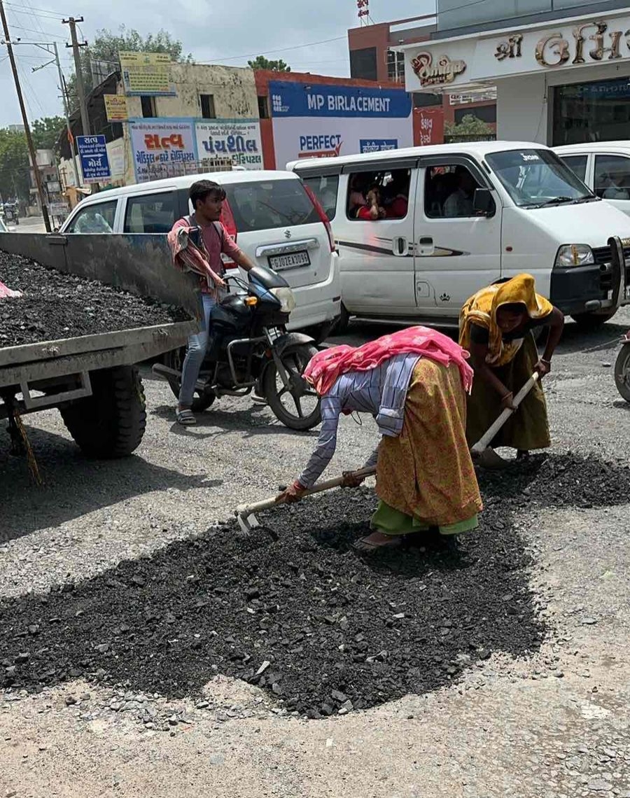 રાજ્યભરમાં ભારે વરસાદ બાદ માર્ગ મરામત, આરોગ્ય ચકસણી, વીજ પુરવઠો પૂર્વવત્ કરવા સહિતની વિવિધ કામગીરી હાથ ધરવામાં આવી