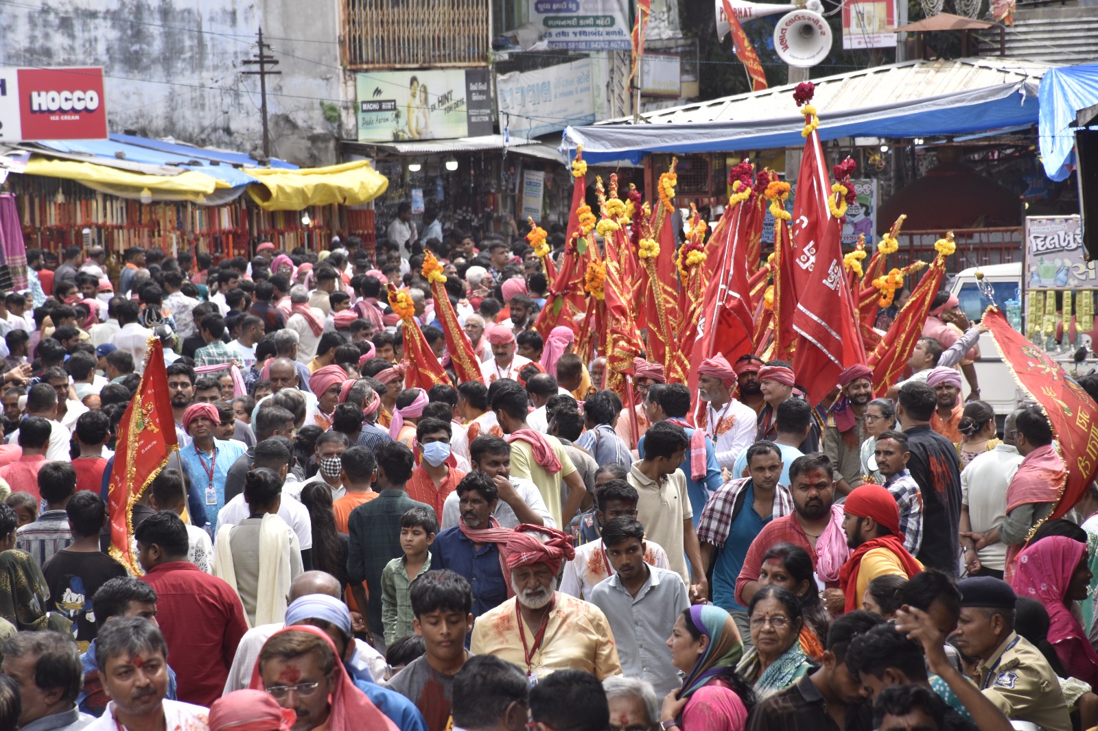 ભાદરવી પુનમના મેળાના ચોથા દિવસે લાલ દંડા સંઘે મા અંબાની ધામ પહોંચી માતાના દર્શન કરી ધન્યતા અનુભવી હતી