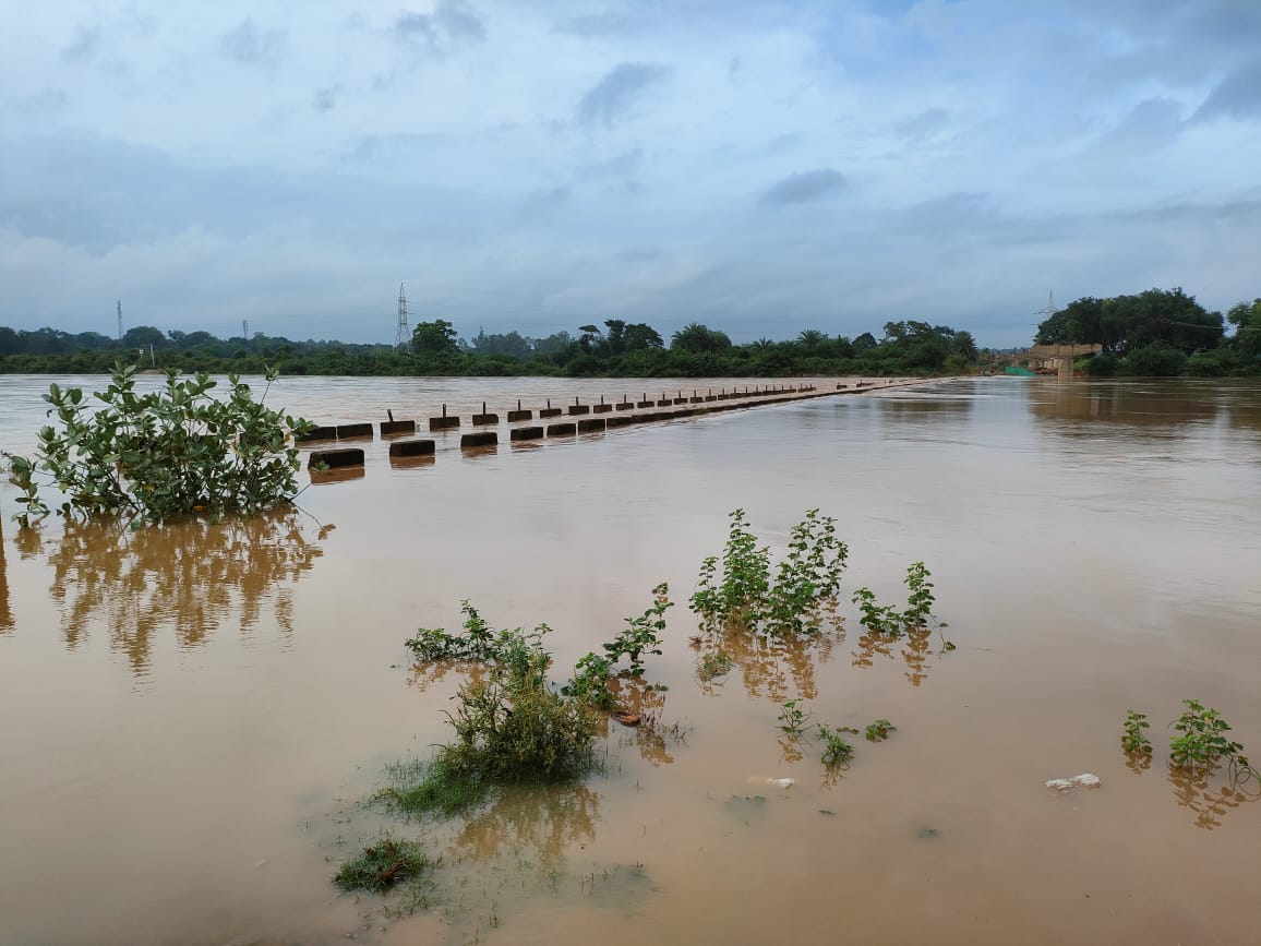 बस्तर जिले में हो रही लगातार बारिश से कई नदी-नाले उफान पर