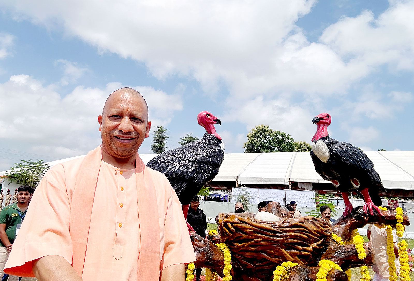 मुख्यमंत्री योगी आदित्यनाथ ने गोरखपुर में एशिया के पहले जटायु संरक्षण और प्रजनन केंद्र का किया उद्घाटन