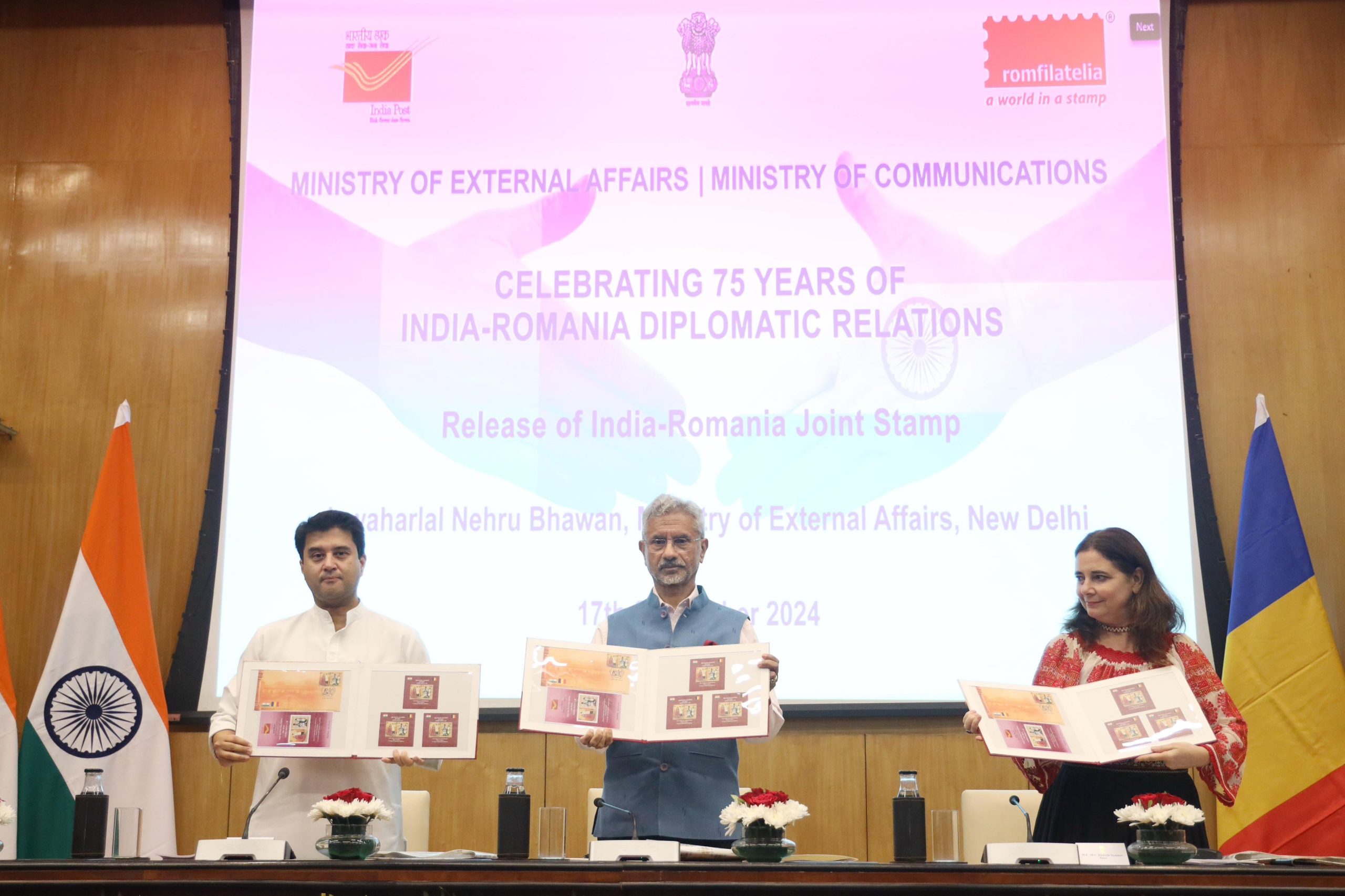 भारत-रोमानिया के बीच राजनयिक-संबंधों के 75 साल पूरे होने के अवसर पर जारी किया गया संयुक्त स्मारक-टिकट