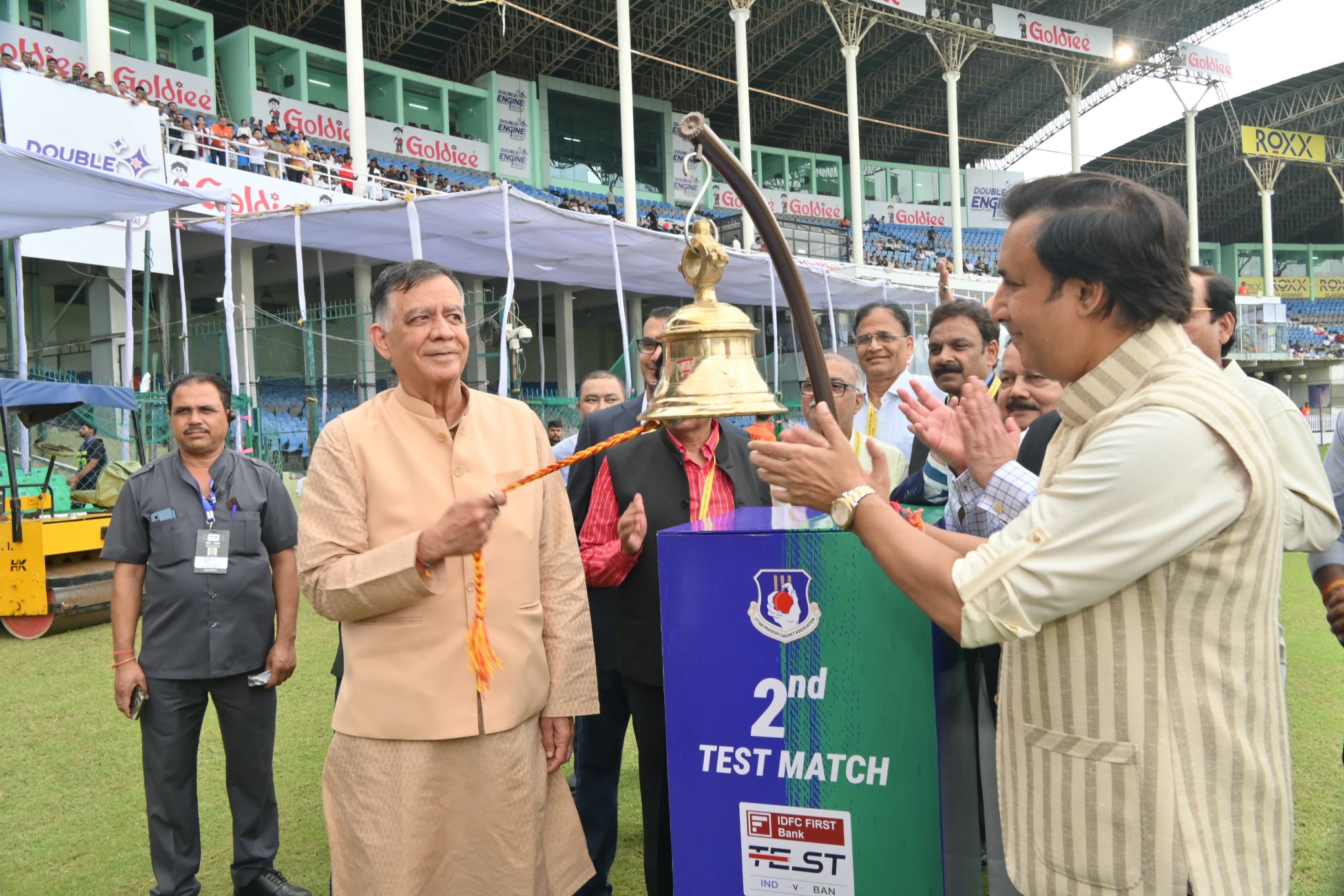 विधानसभा अध्यक्ष सतीश महाना और उत्तर प्रदेश क्रिकेट एसोसिएशन के अध्यक्ष डॉ. निधिपति सिंघानिया ने किया भारत-बांग्लादेश टेस्ट मैच का शुभारम्भ