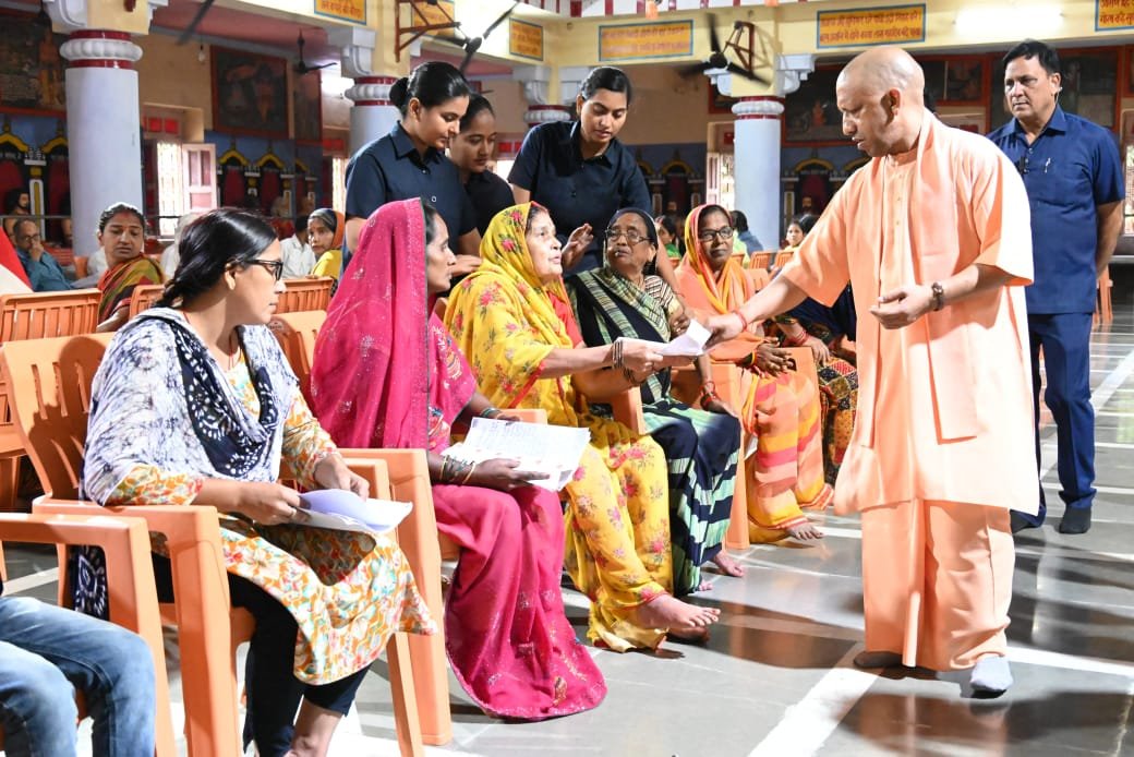 मुख्यमंत्री योगी आदित्यनाथ गोरखनाथ मंदिर में आयोजित जनता दर्शन में शामिल हुए