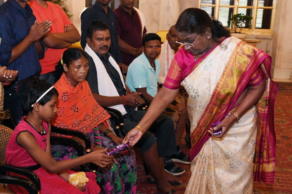 छत्तीसगढ़ के बस्तर क्षेत्र में माओवादी हिंसा से पीड़ित लोगों ने आज नई दिल्ली में राष्ट्रपति द्रौपदी मुर्मु से मुलाकात की