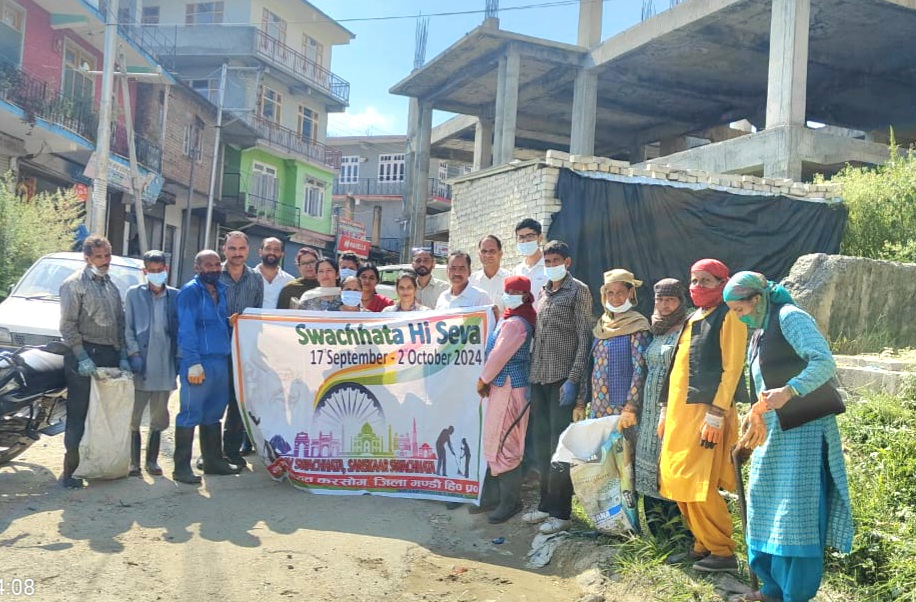 स्वच्छता ही सेवा कार्यक्रम के तहत नगर पंचायत करसोग के वार्ड नंबर 4 में चलाया गया सफाई अभियान