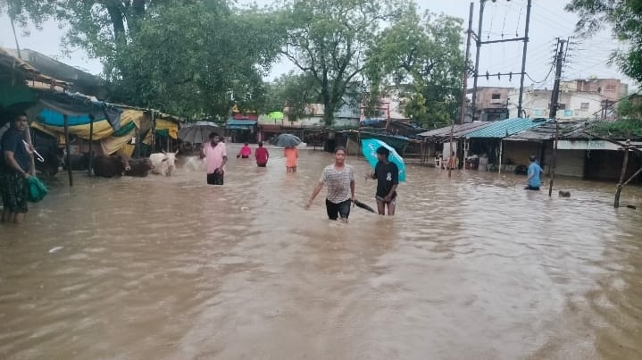 खैरागढ़ मे कल शाम से हो रही बारिश के कारण आमनेर नदी का जल स्तर बढ़ा