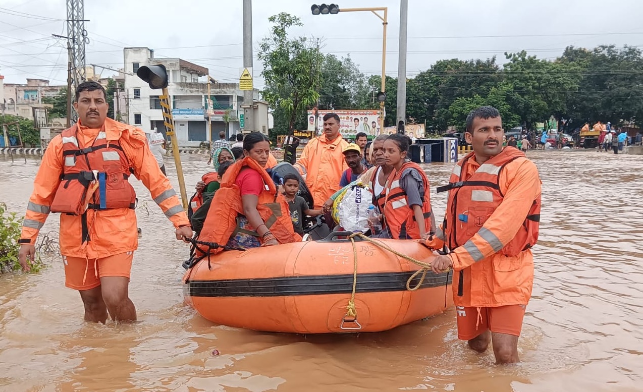 مرکز نے کہا ہے کہ NDRF کی ٹیموں اور بھارتی فضائیہ کو آندھرا پردیش اور تلنگانہ سرکاروں کی، بچاؤ اور راحت کوششوں میں مدد کیلئے روانہ کردیا گیا ہے۔  مرکزی وزیر شیوراج سنگھ چوہان نے آج کھمم میں سیلاب سے متاثرہ علاقوں کا فضائی جائزہ لیا