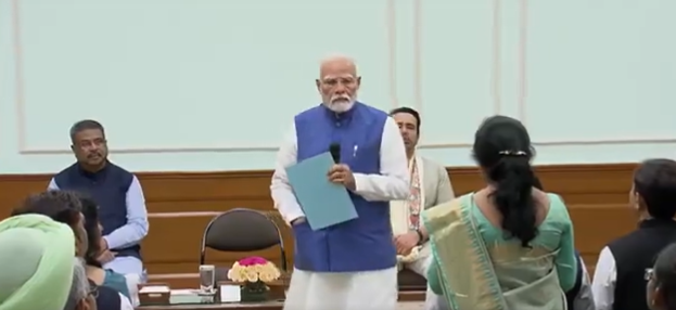 प्रधानमंत्री नरेंद्र मोदी ने नई दिल्ली में राष्ट्रीय शिक्षक पुरस्कार से सम्मानित शिक्षकों के साथ बातचीत की