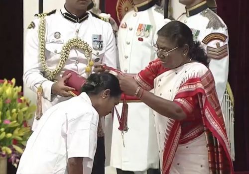 राष्ट्रपति द्रौपदी मुर्मु ने नर्सों को राष्ट्रीय फ्लोरेंस नाइटिंगेल पुरस्कार 2024 से सम्मानित किया