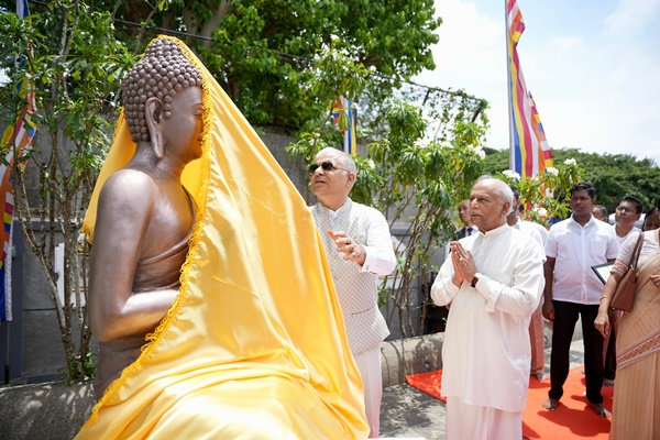 Indian HC to Sri Lanka Presents Lord Buddha Statue to Dharmayatana Temple