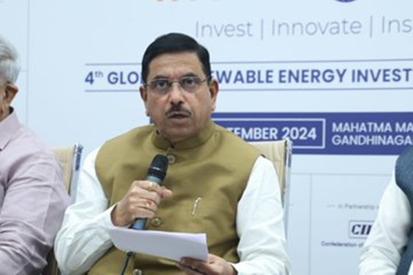 2030 तक नवीकरणीय ऊर्जा परियोजनाओं में 32 लाख 45 हजार करोड़ रुपये का निवेशः प्रल्हाद जोशी
