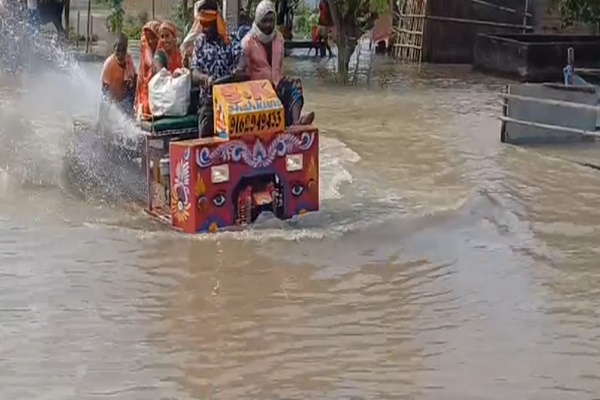 বিহারে গঙ্গা সহ বিভিন্ন নদীর জল আচমকা বেড়ে যাওয়ায় প্রায় ১৩ লক্ষ মানুষ বন্যার কবলে।