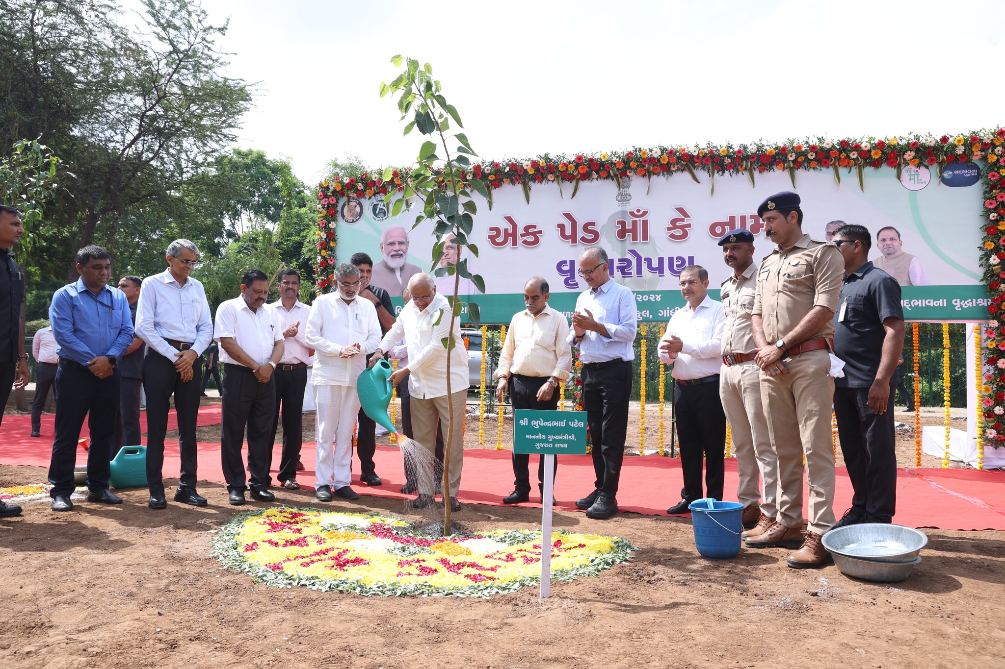 ગાંધીનગરમાં એક પેડ માં કે નામ અભિયાન હેઠળ મુખ્યમંત્રી ભૂપેન્દ્ર પટેલે સચિવાલય પરિસરમાં વૃક્ષારોપણ  કર્યું