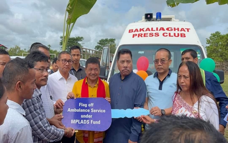 ডিফু লোকসভা সমষ্টিৰ স্থানীয় সাংসদ এলেকা উন্নয়ন পুঁজিৰ অধীনত বকলীয়াঘাট প্ৰেছ ক্লাবক এম্বুলেঞ্চ প্রদান