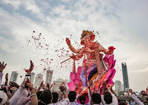 अनन्त चतुर्दशी के अवसर पर झांकियां निकालकर गणेश प्रतिमाओं का विसर्जन किया गया