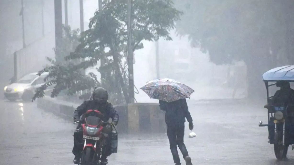 रविवार को एक-दो स्थानों पर गरज-चमक के साथ भारी वर्षा होने और आकाशीय बिजली गिरने की संभावना
