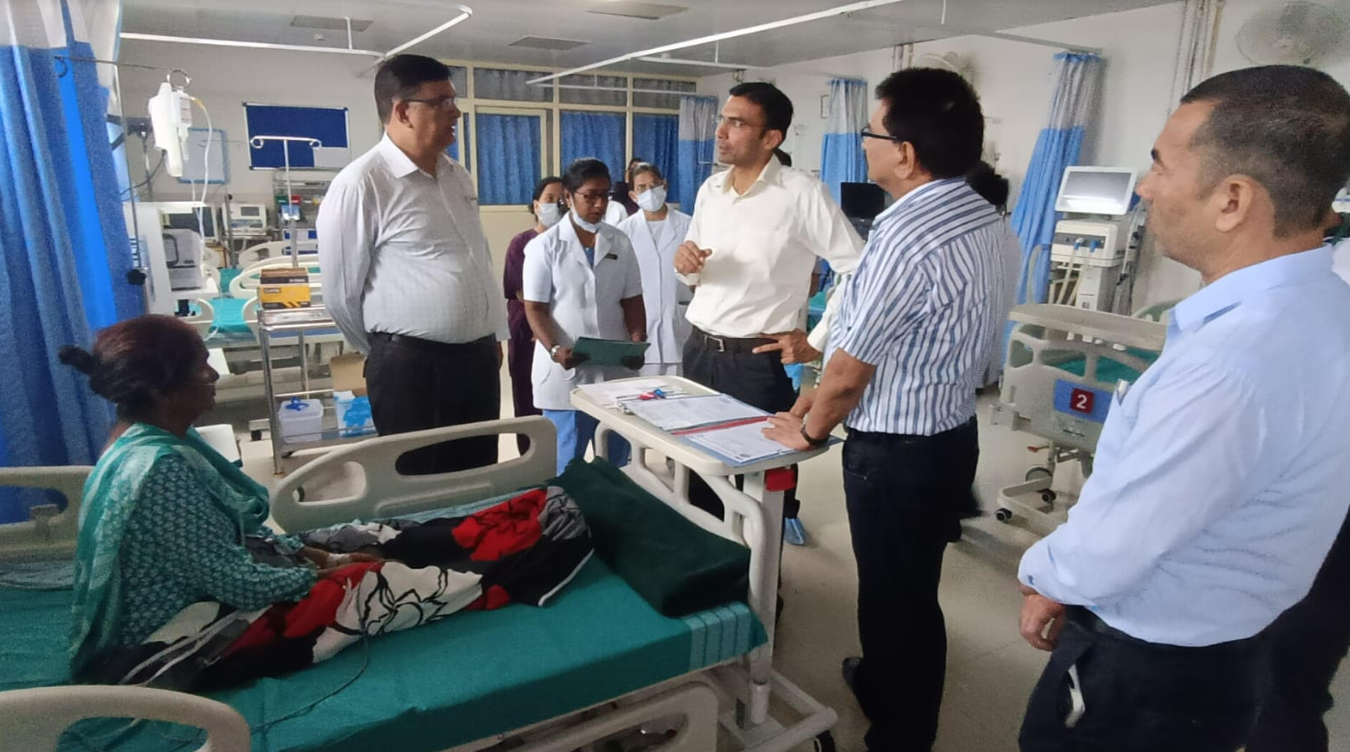 देहरादून के जिलाधिकारी ने जिला अस्पताल कोरोनेशन में व्यवस्थाओं और सुविधाओं का निरीक्षण किया