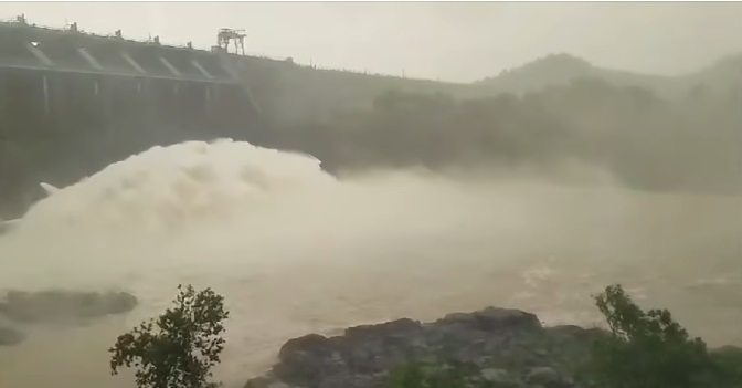 নিম্নচাপের প্রভাবে একটানা বৃষ্টি এবং ডিভিসি-র ছাড়া জলে রাজ্যের একাধিক জেলায় বন্যা পরিস্হিতি তৈরি হয়েছে।