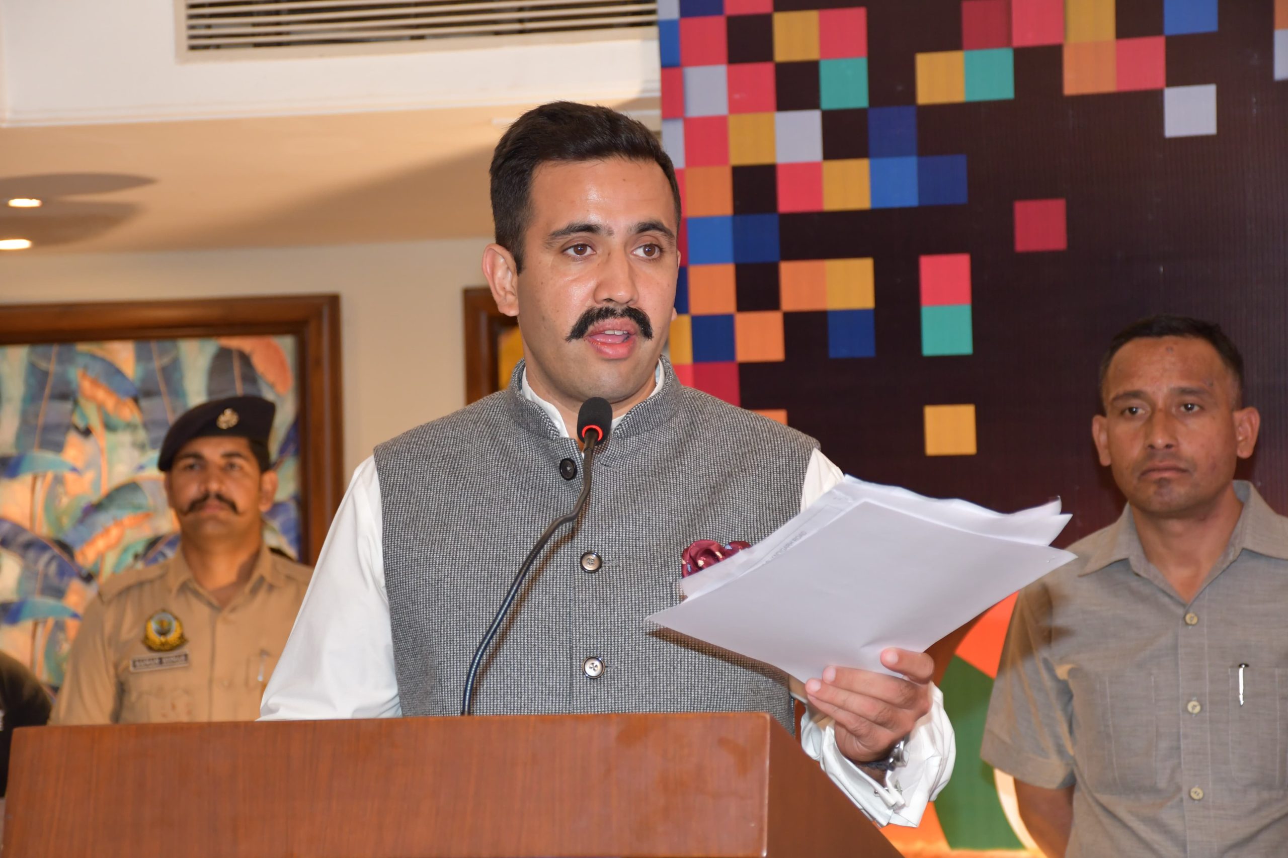 वैश्विक तथा राष्ट्रीय स्तर पर लोगों को उच्च स्तर की सुविधाएं, उत्पाद एवं सेवाएं प्रदान करने में मानकों की भूमिका महत्वपूर्णः विक्रमादित्य सिंह