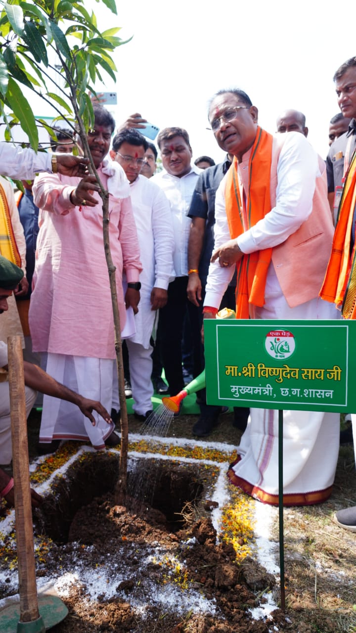 ख्यमंत्री विष्णुदेव साय ने सर्किट हाऊस परिसर में एक पेड़ मां के नाम अभियान के अंतर्गत केसर आम का पौधा लगाया