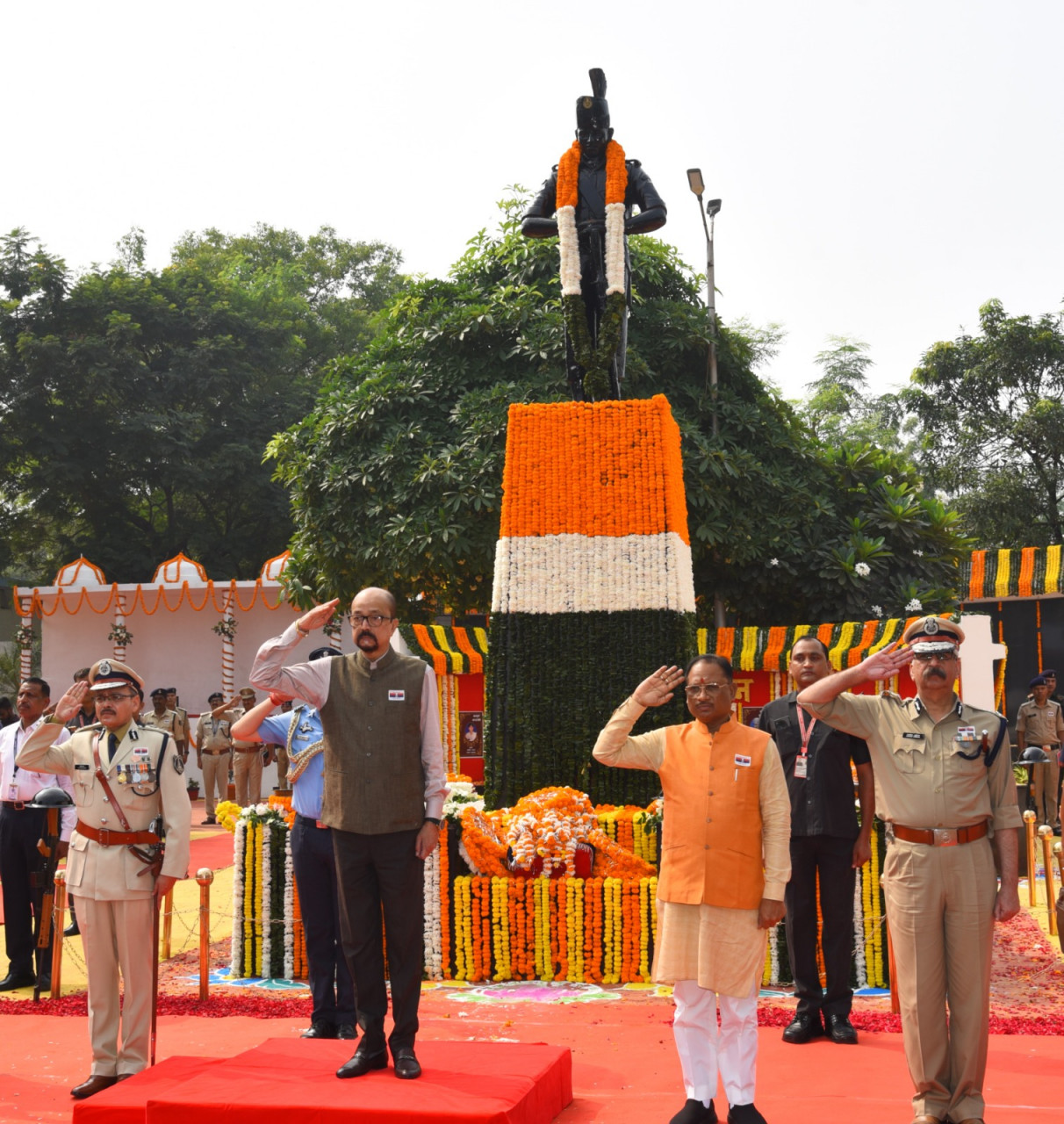 पुलिस स्मृति दिवस: राज्यपाल रमेन डेका और मुख्यमंत्री विष्णुदेव साय छत्तीसगढ़ सशस्त्र बल के प्रांगण में आयोजित परेड कार्यक्रम में शामिल हुए