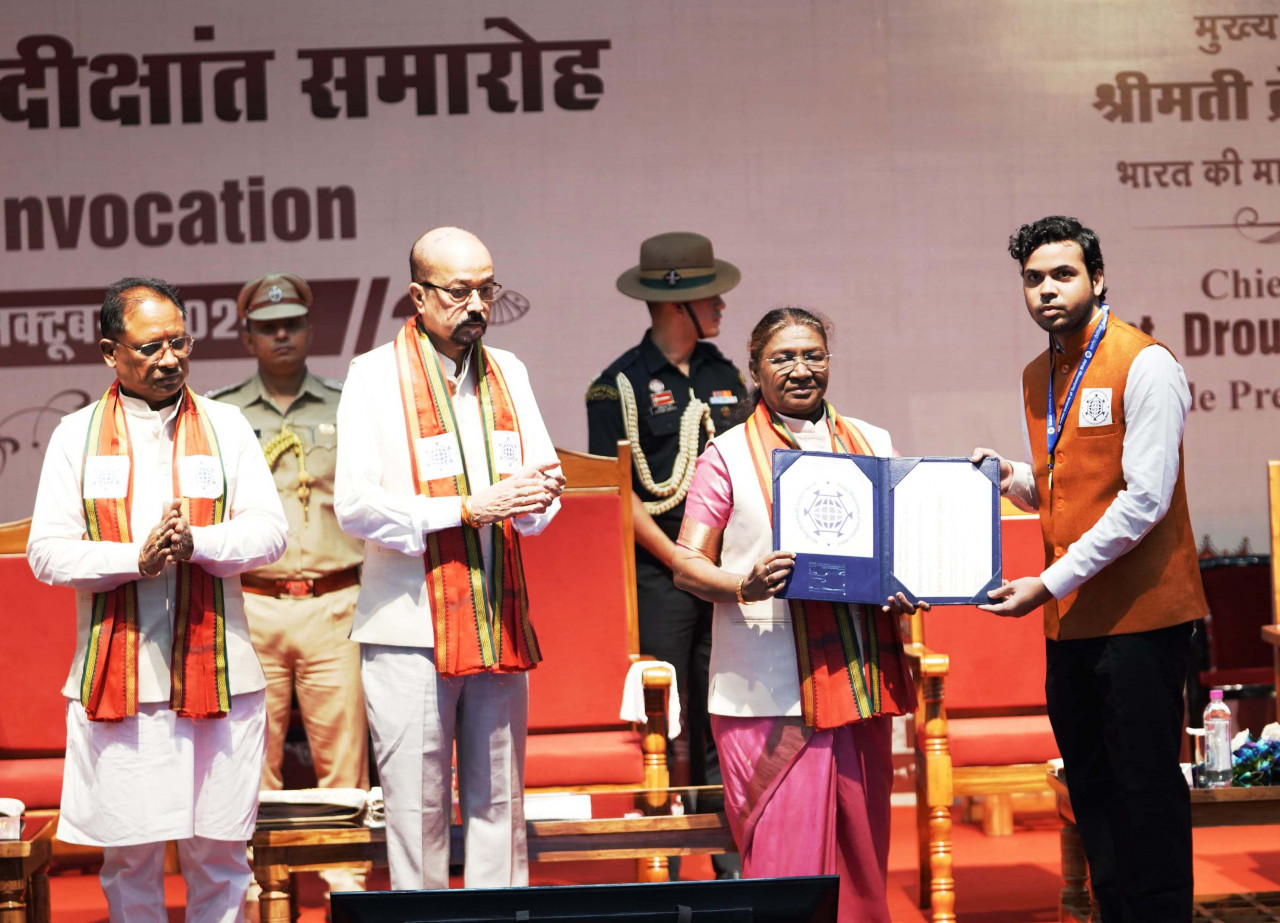 राष्ट्रपति द्रौपदी मुर्मू अपने दो दिवसीय छत्तीसगढ़ प्रवास के दूसरे दिन आईआईटी भिलाई के दीक्षांत समारोह में शामिल हुईं