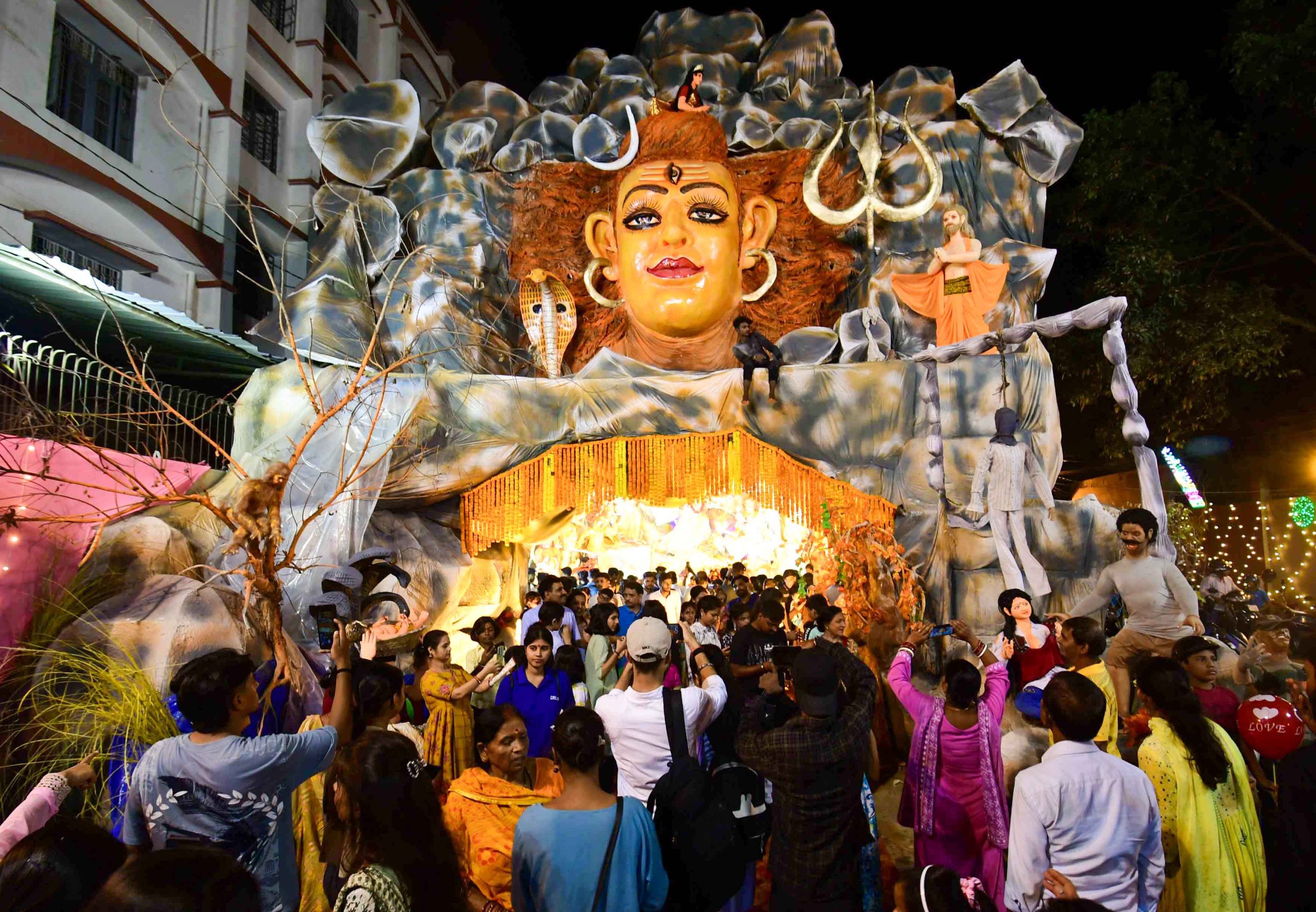 Bihar: Devotees thronged to offer prayers to Devi Durga at Puja Pandals