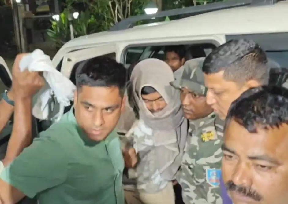रायपुर के तेलीबांधा इलाके में हुए एक गोलीकांड के मुख्य आरोपी झारखंड के अमन साहू को पुलिस ने रायपुर की विशेष अदालत में पेश किया