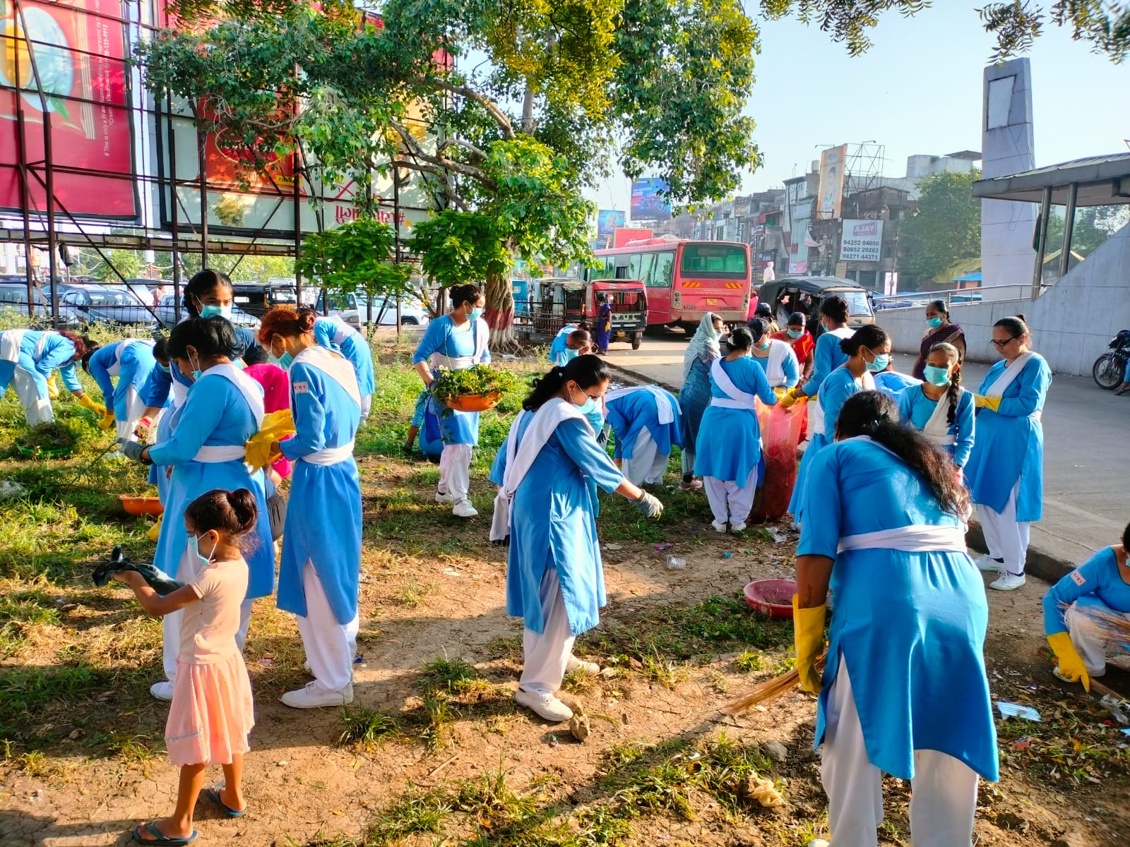 स्वच्छता पखवाड़े के तहत रायपुर रेलमंडल के सभी स्टेशन परिसर और रेलवे कॉलोनियों में अधिकारियों और कर्मचारियों ने स्वच्छता अभियान चलाया