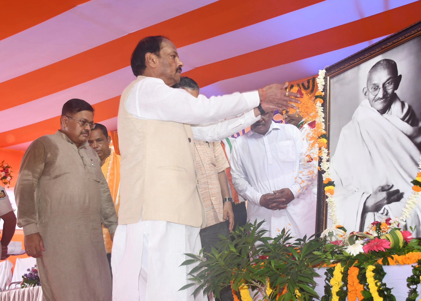 Odisha Governor and Chief Minister paid floral tributes to Mahatma Gandhi on his birth anniversary