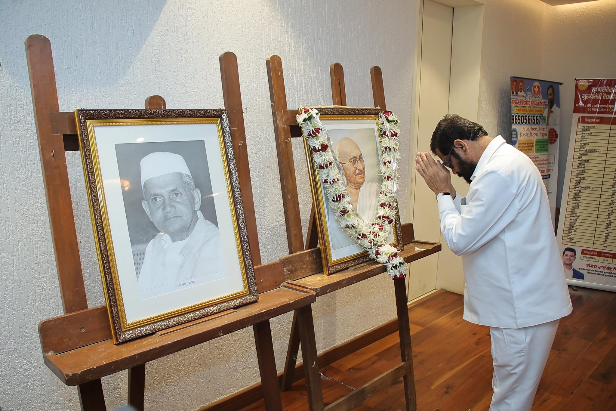 महाराष्ट्र के मुख्यमंत्री एकनाथ शिंदे ने राष्ट्रपिता महात्मा गांधी और पूर्व प्रधान मंत्री लाल बहादुर शास्त्री को श्रद्धांजलि अर्पित की