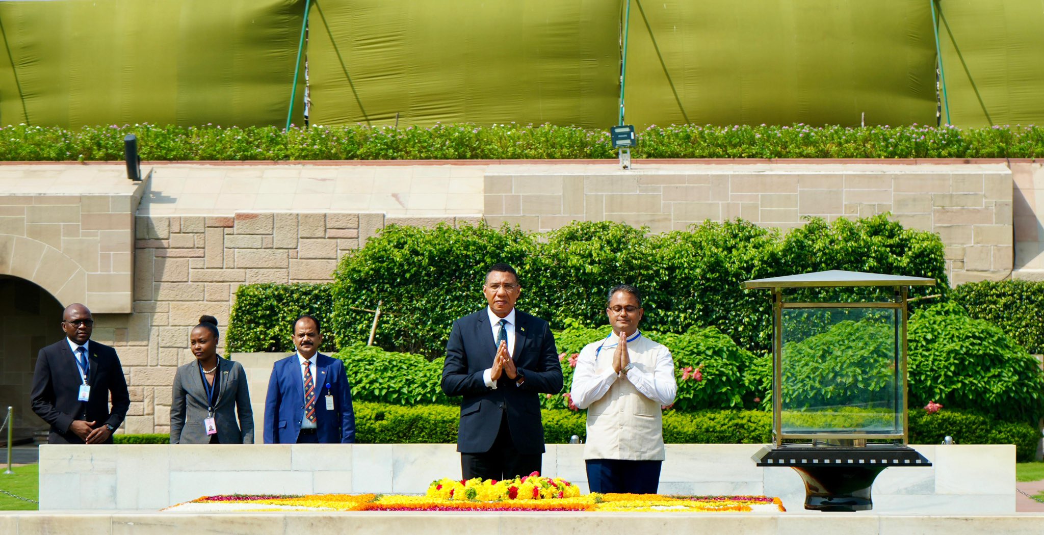 ৰাজঘাটত জাতিৰ পিতা মহাত্মা গান্ধীৰ সমাধিত শ্রদ্ধা জ্ঞাপন জামাইকাৰ প্ৰধানমন্ত্ৰী ড° এন্ড্রিউ হ’লনেছৰ