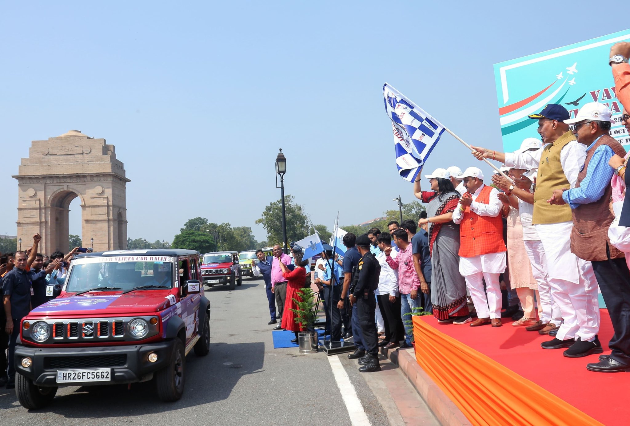 रक्षामंत्री राजनाथ सिंह ने दिल्‍ली के राष्‍ट्रीय युद्ध स्‍मारक से 7 हजार किलोमीटर लम्‍बी वायु वीर विजेता कार रैली को किया रवाना