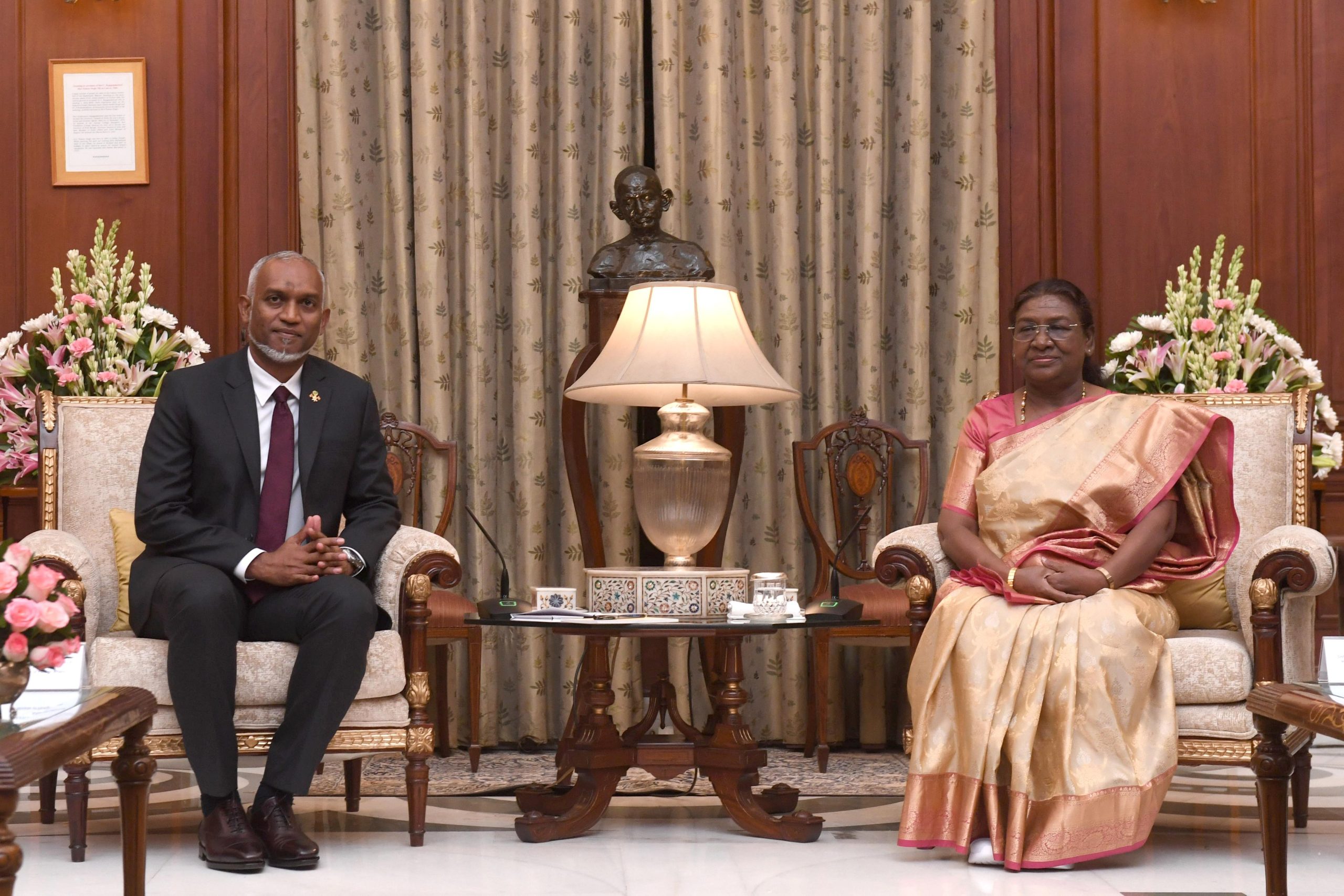 President Droupadi Murmu meets President of Maldives Mohamed Muizzu