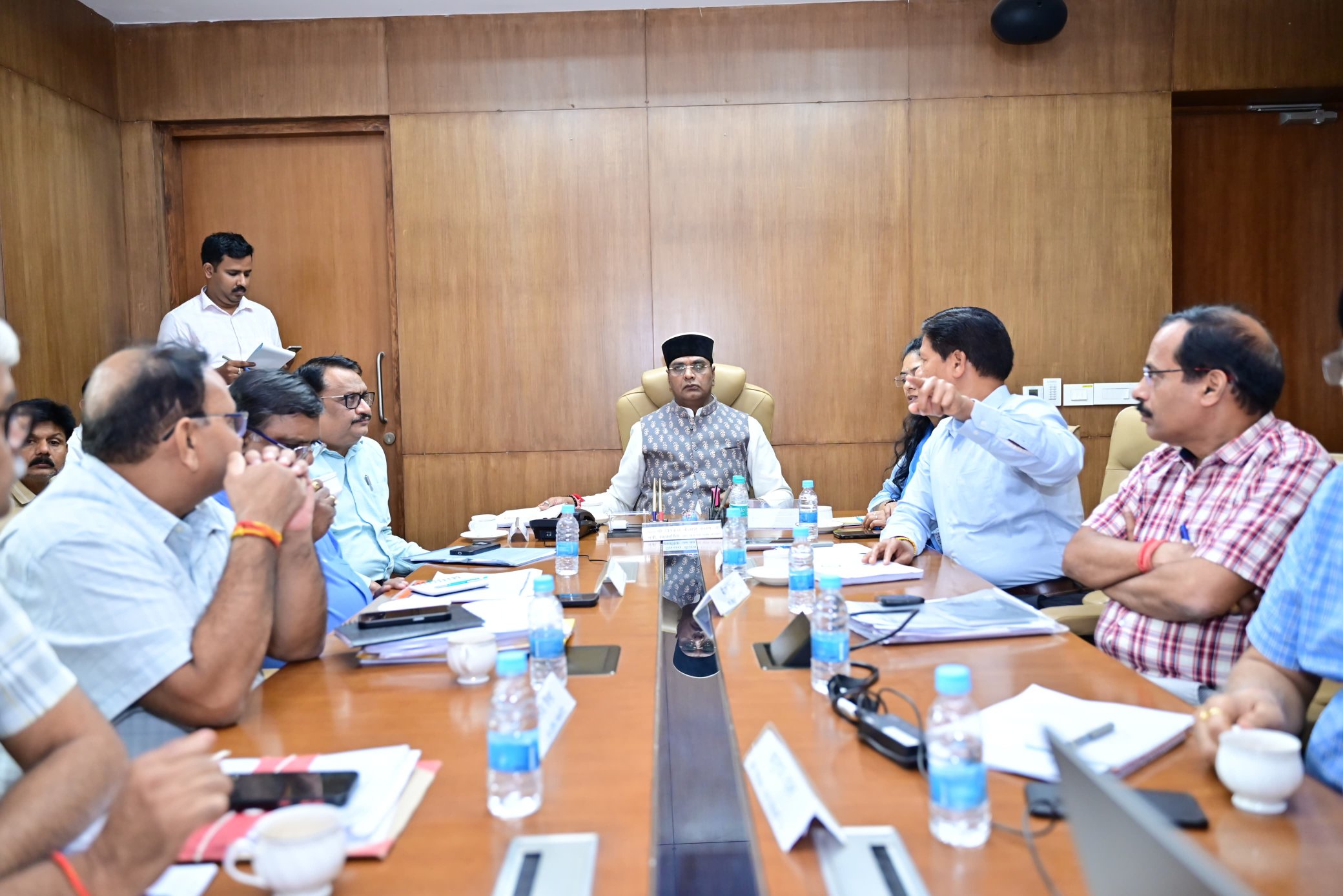 सहकारिता मंत्री विश्वास कैलाश सारंग ने सहकारिता विभाग की गतिविधियों की समीक्षा की