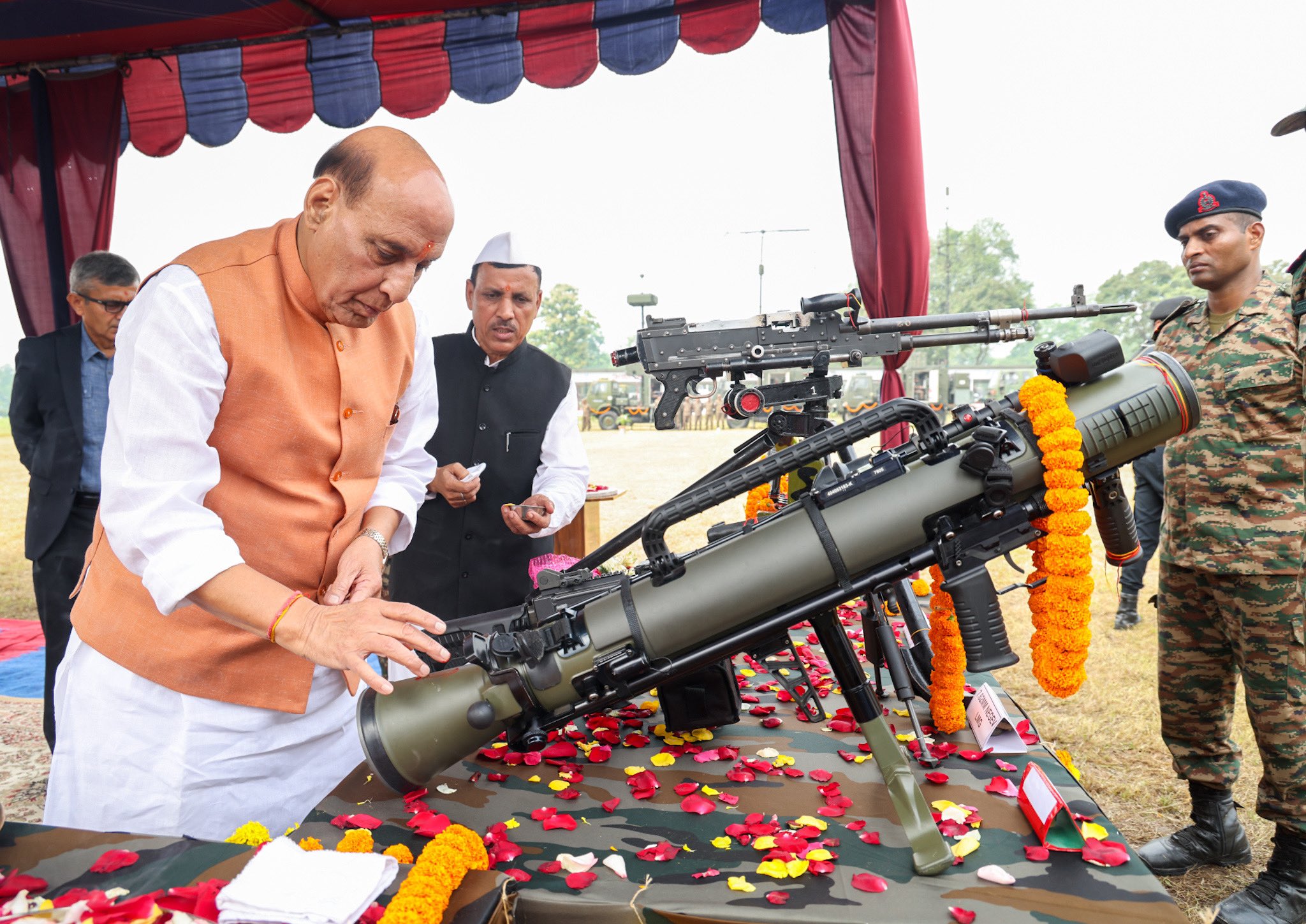 প্রতিরক্ষা মন্ত্রী রাজনাথ সিং আজ দার্জিলিংয়ের সুকনা ক্যান্টনমেন্টে শস্ত্র পূজায় অংশ নেন।