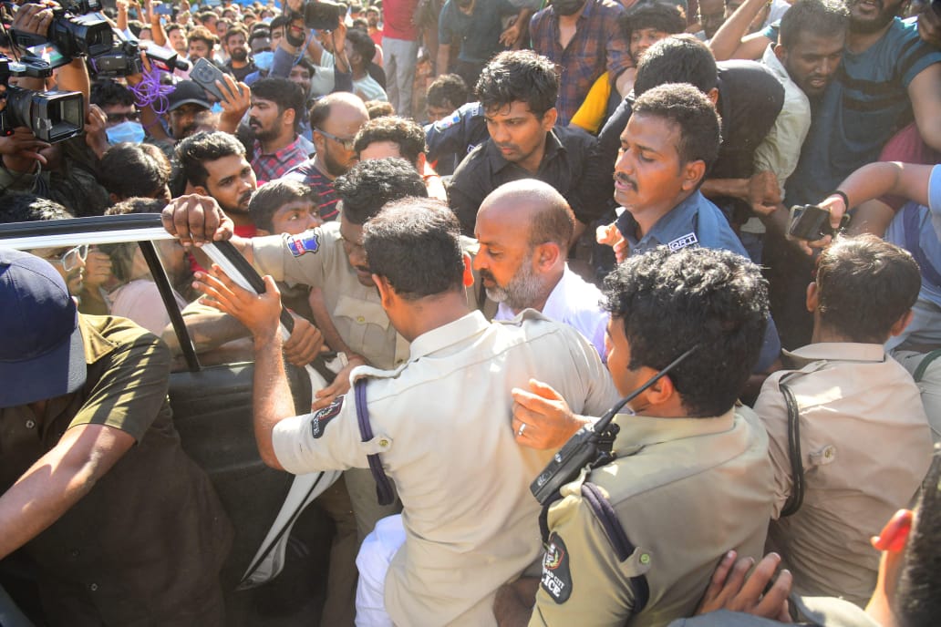 তেলেঙ্গানা পাবলিক সার্ভিস কমিশনের গ্রুপ ওয়ান চাকরি প্রার্থীদের হয়ে আন্দোলন করার জন্য হায়দরাবাদ পুলিশ গতকাল কেন্দ্রীয় স্বরাষ্ট্র প্রতিমন্ত্রী বন্দি সঞ্জয় কুমারকে আটক করেছে।