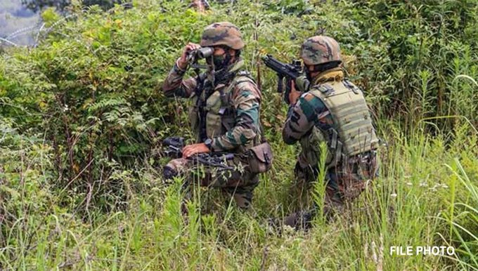 काश्मीर खोऱ्यात उरी भागातल्या नियंत्रण रेषेजवळ सुरक्षा दलं आणि दहशतवाद्यांमध्ये चकमक सुरू