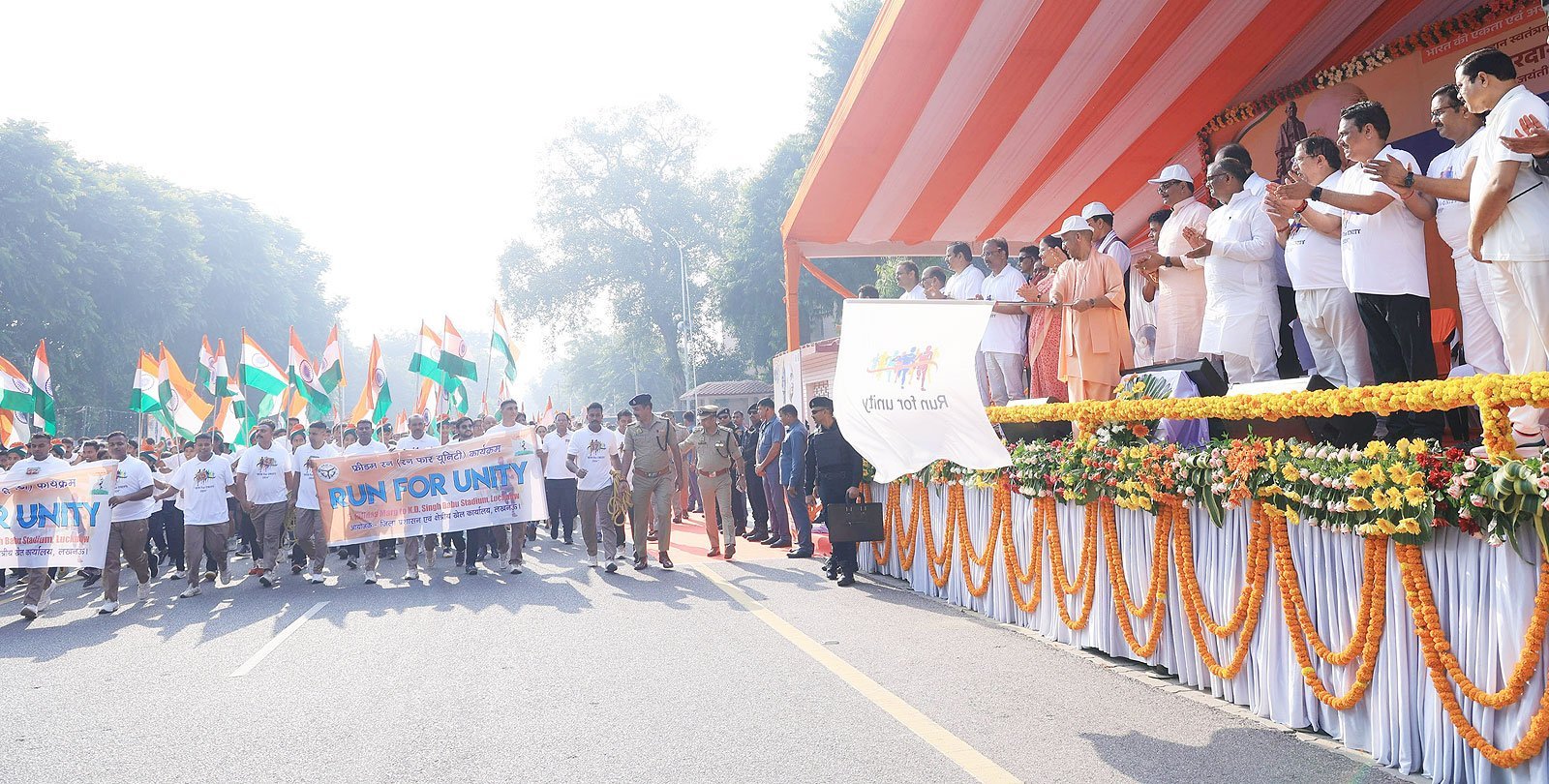 उत्‍तर प्रदेश: मुख्‍यमंत्री योगी आदित्‍यनाथ ने लखनऊ में ‘रन फॉर यूनिटी’ को झंडी दिखाकर रवाना किया