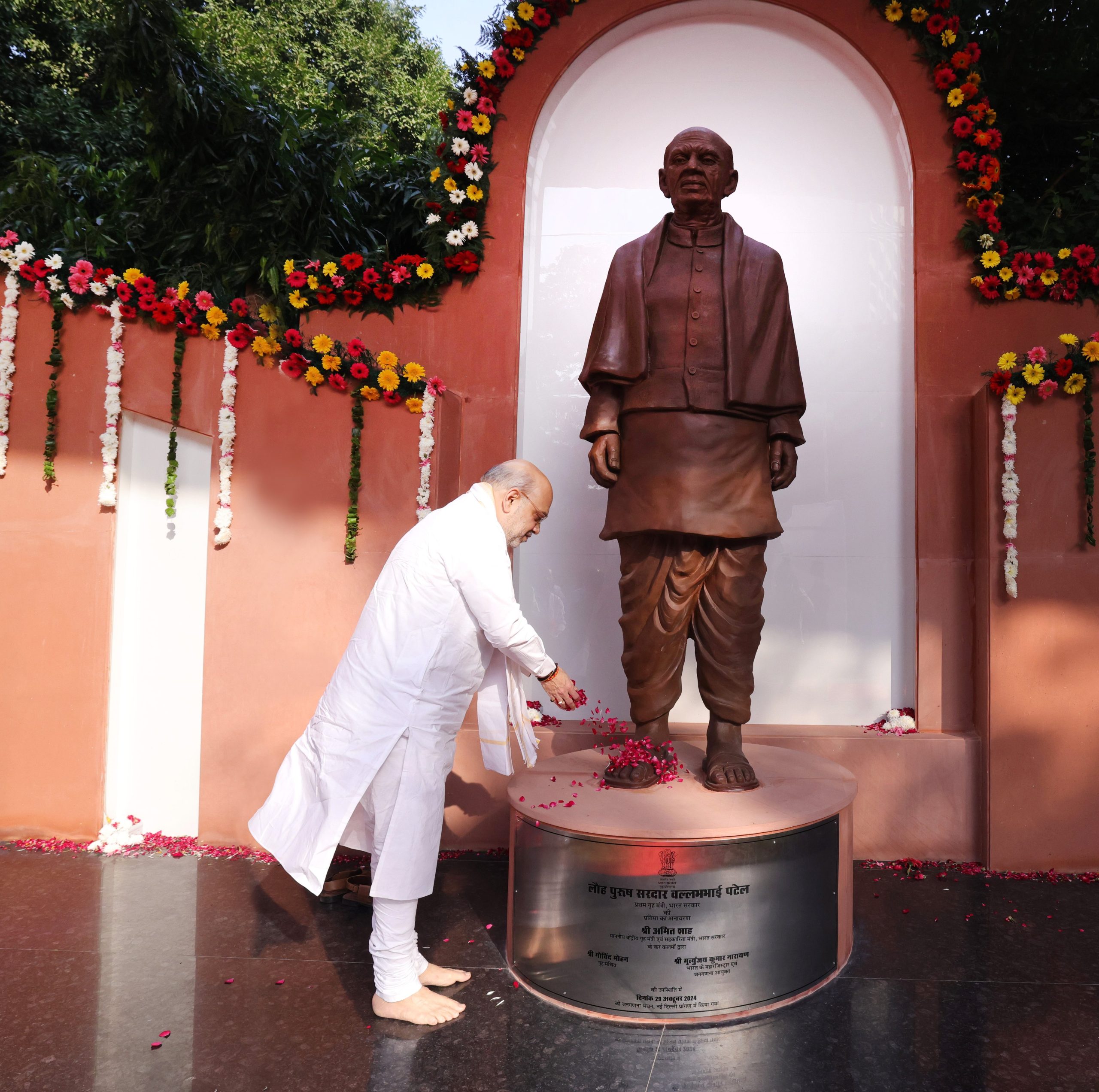 गृहमंत्री अमित शाह ने नई दिल्ली के जनगणना भवन में सरदार वल्लभभाई पटेल की प्रतिमा का अनावरण किया