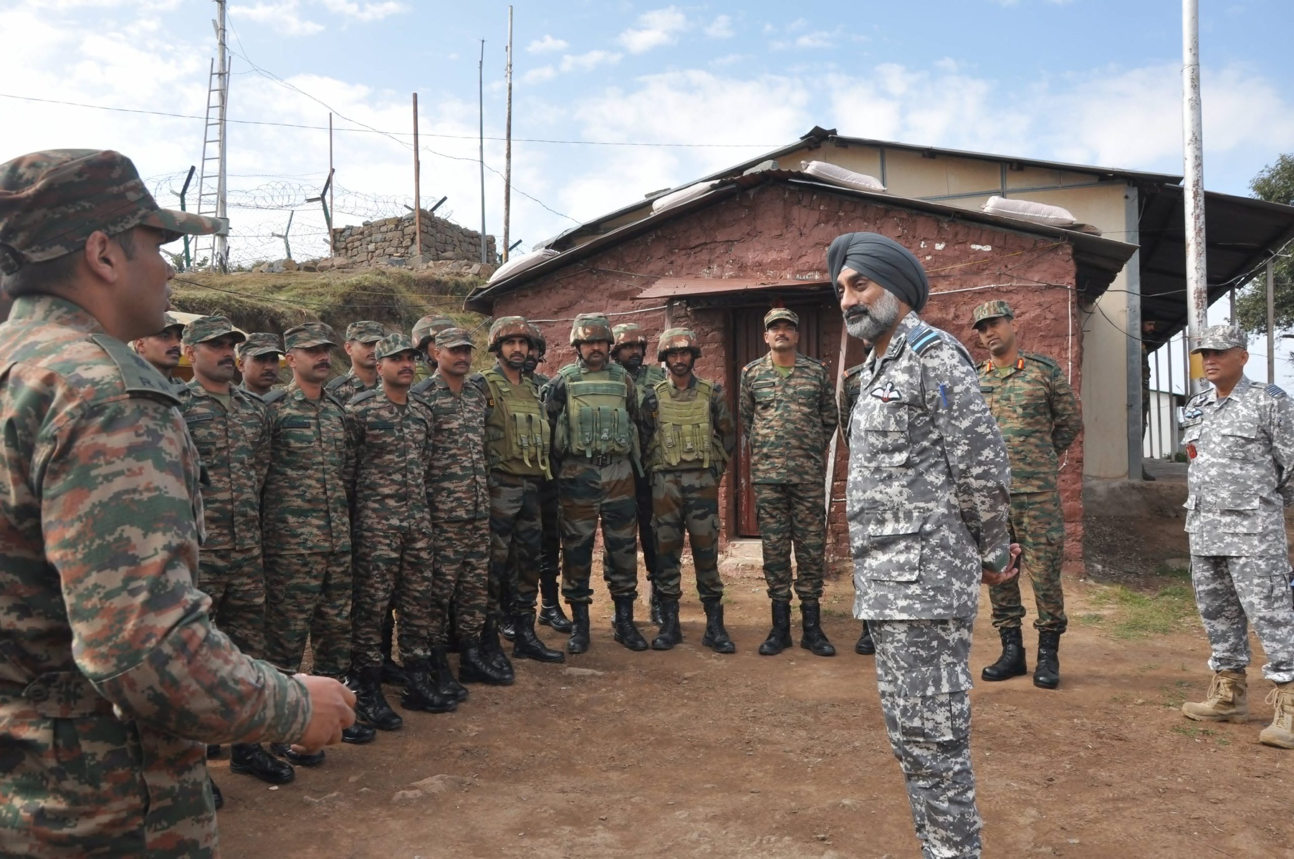 भारतीय वायुसेना प्रमुख एयर मार्शल ए पी सिंह ने किया जम्मू और कुछ पास के इलाकों का दौरा