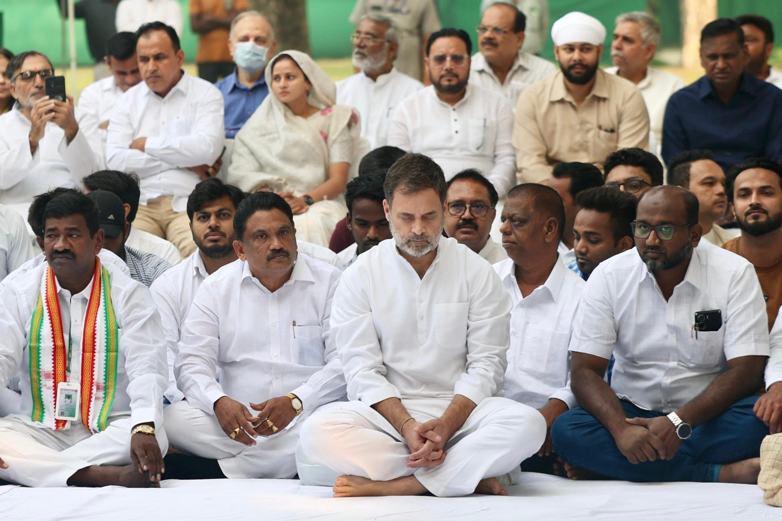 Rahul Gandhi and congress leaders pay tribute to Indira Gandhi on her death anniversary