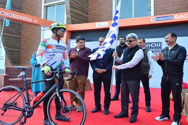 जम्मू-कश्मीर में मुख्य सचिव अटल डुल्लू ने भारत के सबसे लंबे साइकिल अभियान को हरी झंडी दिखाई