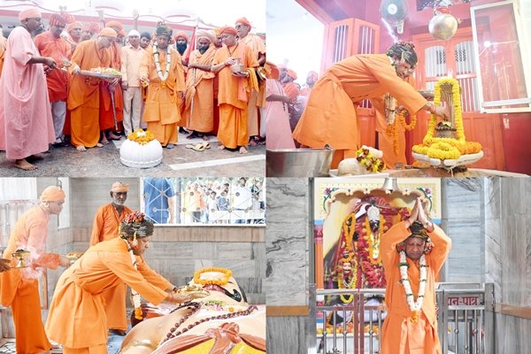 विजयादशमी के पावन अवसर पर गोरखपुर शहर के गोरखनाथ मंदिर में गोरक्षपीठाधीश्‍वर के परंपरागत तिलकोत्‍सव कार्यक्रम का आयोजन किया गया