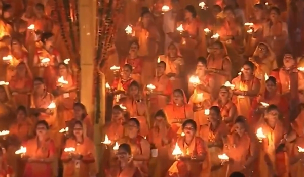 Uttar Pradesh Sets another world record of 1,121 batuks performing aarti