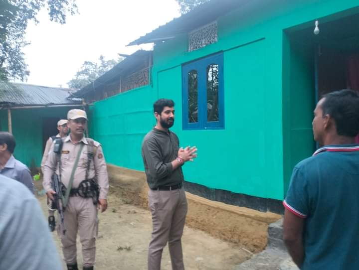 উত্তৰ-পশ্চিম যোৰহাট উন্নয়ন খণ্ডৰ গাঁও পঞ্চায়তসমূহৰ প্রধানমন্ত্ৰী আৱাস যোজনাৰ কাম-কাজ পৰিদৰ্শন জিলা আয়ুক্তৰ