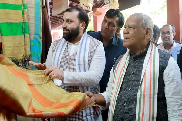 राजधानी के दिल्‍ली हॉट आईएनए में विशेष खादी प्रदर्शनी आयोजित की जा रही है