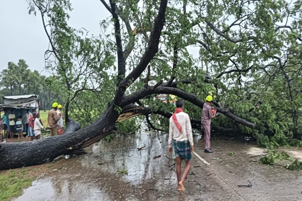 ओडिशा में भयंकर चक्रवाती तूफान ‘दाना’ से फसल और संपत्ति को बुरी तरह से नुकसान