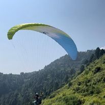 साहसिक पर्यटन को बढ़ावा देने के लिए पर्यटन विभाग करा रही 700 से अधिक युवाओं को पैराग्लाइडिंग का निशुल्क कोर्स