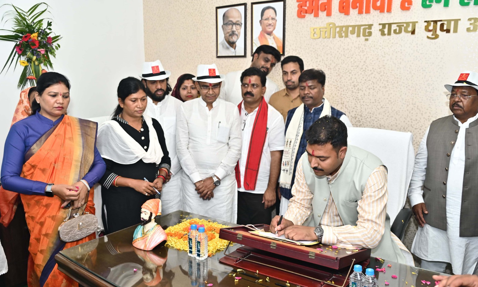 छत्तीसगढ़ राज्य युवा आयोग के नये अध्यक्ष विश्व विजय सिंह तोमर ने पदभार ग्रहण कर लिया